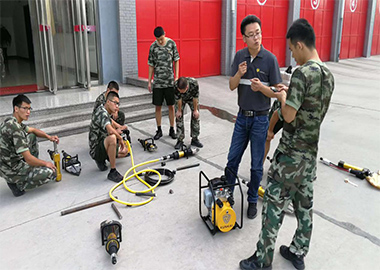 山东买足球外围平台推荐携单管破拆设备亮相某消防支队。