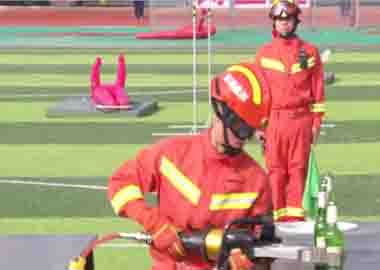 某消防队选用足球外围平台液压破拆工具参加总队比武。