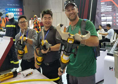 山东足球外围平台携多种救援器材参加四川消防展。